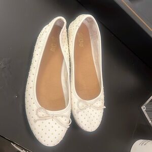 White flat shoe